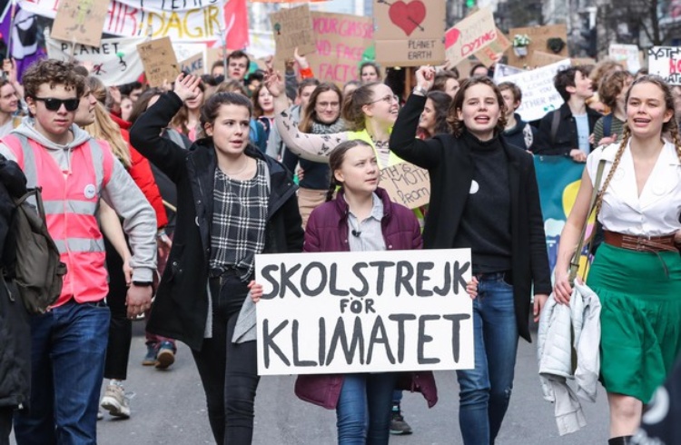 Greta e i giovani in corteo contro il riscaldamento globale (Ansa)